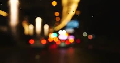 4K雨夜交通空境霓虹灯五光十色光影光晕视频的预览图